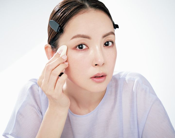 ファンデを塗って肌を確認する様子