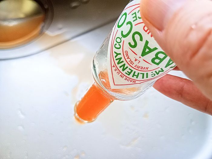 〈タバスコの瓶〉捨てちゃダメーーー！何本も集めたくなる意外な活用法＆細い口でもラクラク洗える裏ワザもチェック♪