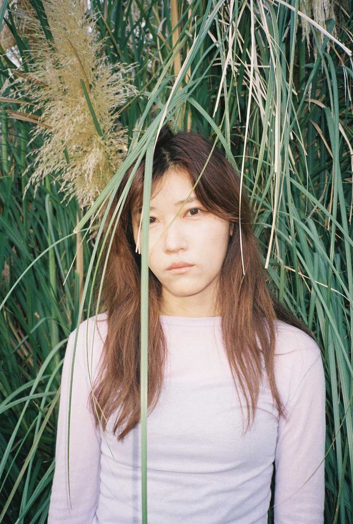 草木の前に佇むヒコロヒー