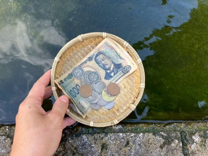 ざるに種銭と一緒にお金を入れて洗います