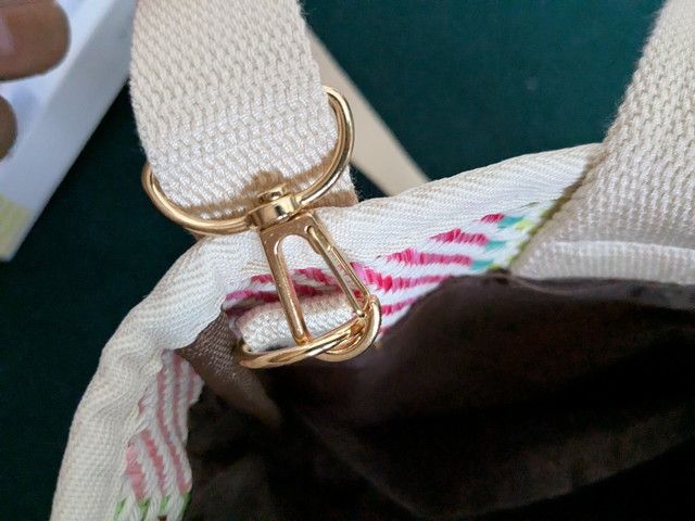 口元のゴールド金具とDカン。ストラップが着脱できる仕様