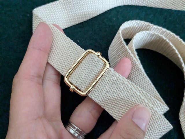 生成り色ショルダーストラップとゴールドの長さ調整バックル