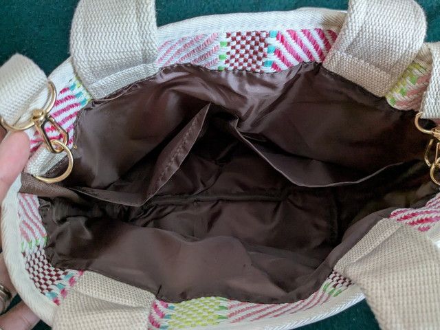 内側の様子。ブラウン裏地と内ポケットで仕分けしやすい