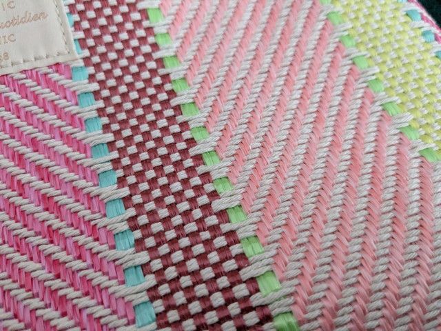 表情豊かな織りのアップ。立体感あるラフィア調のテクスチャー