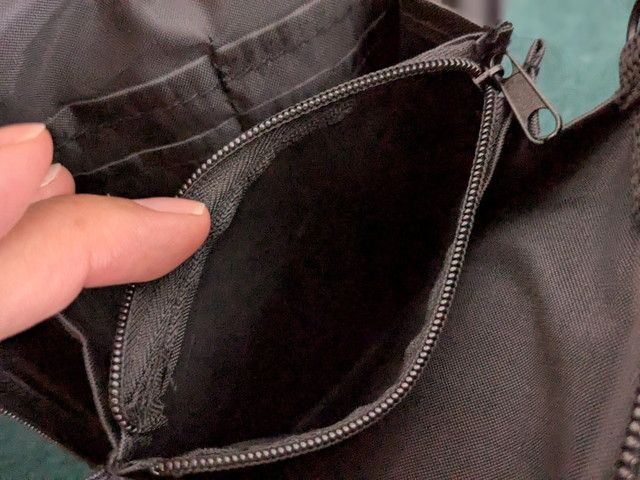 内側のファスナーポケット（小物や貴重品向け）