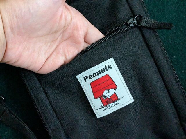 フロントのファスナーポケットとタグのアップ