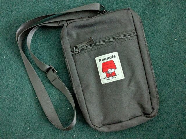 黒の本体とJOE COOLタグがアクセントのショルダーバッグ全体