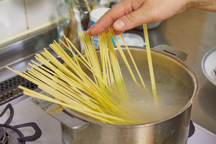 パスタをゆでる