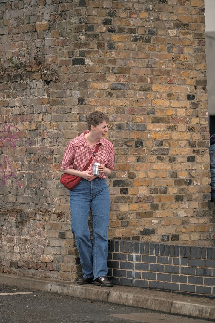 赤いギンガムチェックがかわいいコーデは、ユニクロのバッグがポイント！