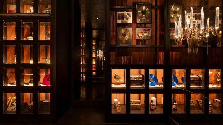 アートなどが飾られた棚の1カ所にバーの扉を開くための鍵が仕込まれている。