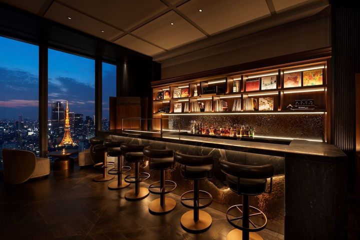 日が沈み、薄闇の中にまばゆい光を放つ東京タワーが浮かび上がる。