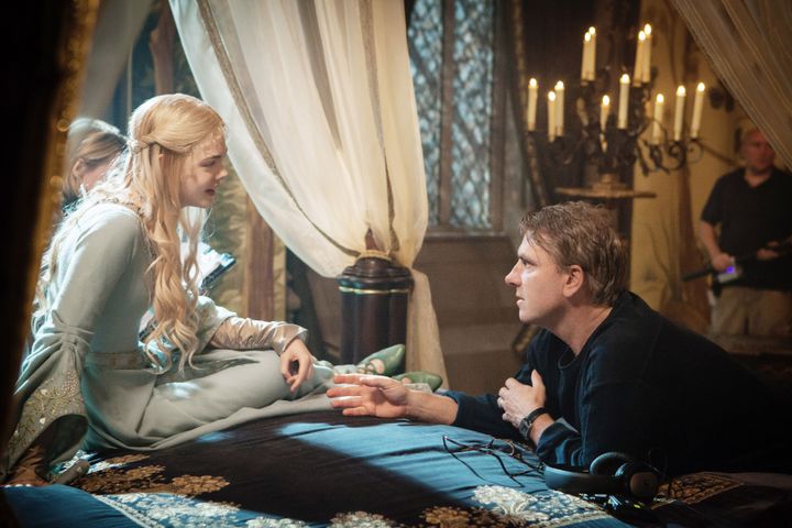 撮影セットで話すエル・ファニングと監督のロバート・ストロンバーグ。