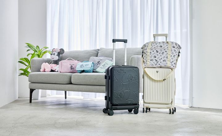 スーツケース 各1万9000円 ポケッタブルバッグ 3800円 ブランケット ぬいぐるみポーチ付き 4900円 圧縮ポーチ M 2000円 圧縮ポーチ S 1800円 バニティポーチ 2000円 ガジェットポーチ 1800円