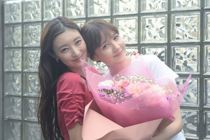 ドラマ『レプリカ 元妻の復讐』のクランクアップを迎えた（左から）宮本茉由、トリンドル玲奈 撮影：古屋呂敏 （C）「レプリカ 元妻の復讐」製作委員会 width=