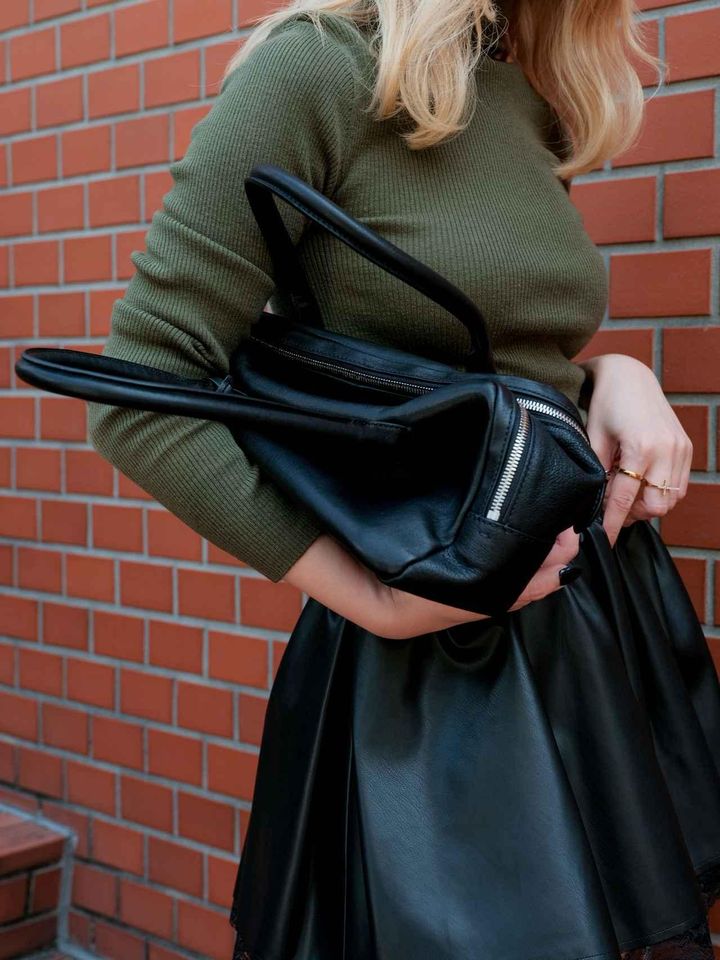 画像: スカートもバッグもレザー、だから見せ方を変えて