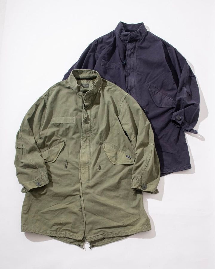 シャトル織機で織り上げたコットンを用い、ガーメントダイで仕上げたフィッシュテールコート。