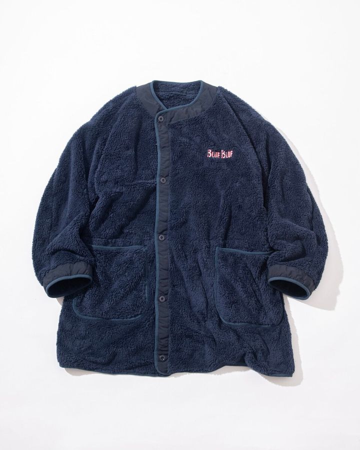 M-65フィッシュテールパーカのライナーをベースに、軽量で柔らかな両面ボアフリースを採用し、高い保温性を実現。単体での着用はもちろん、着丈をやや長めに設計することで、コートのように羽織れる存在感のある一着に。