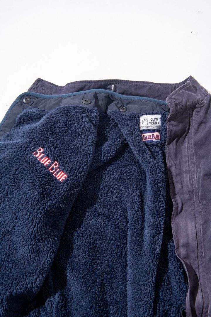 秋には軽快なアウターとして、冬本番には別売りのフリースライナージャケットを装着することで、防寒性を高めた重厚なアウターとしても活躍してくれる。