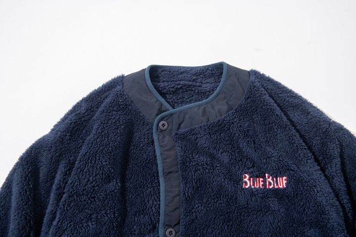 左胸には〈BLUE BLUE〉の刺繍ロゴをあしらい、無骨なデザインにさりげないアクセントをプラス。