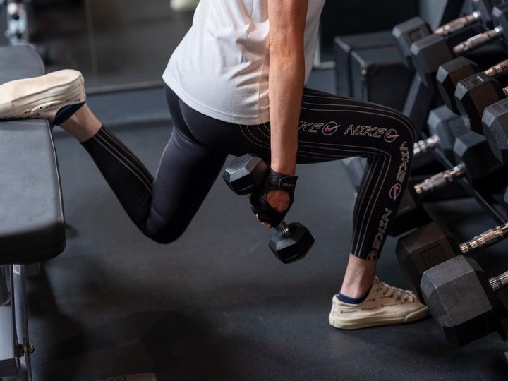 前の足の膝が90度になるまで腰をおろします