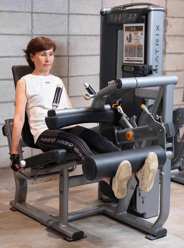 レッグエクステンションで大腿四頭筋を鍛えます