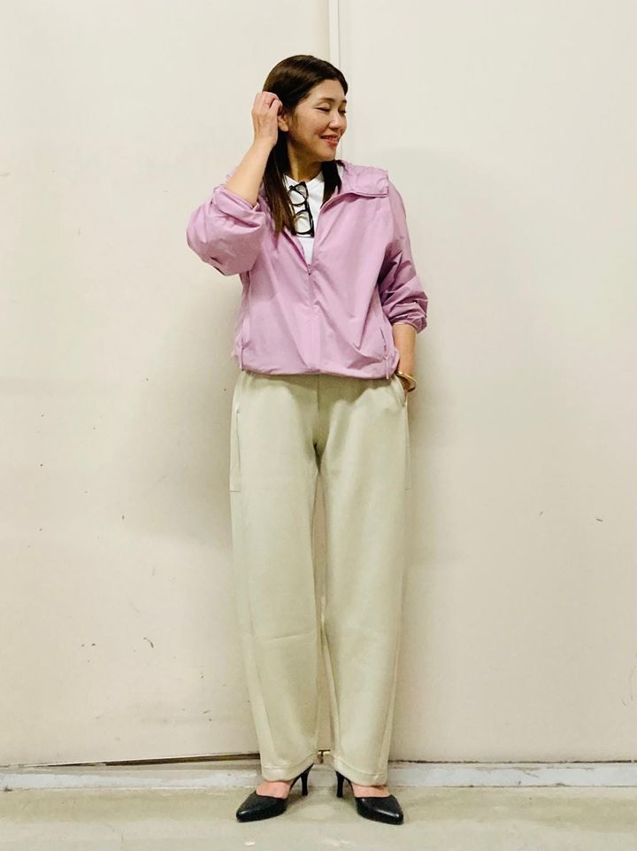 スウェットパンツもカーブを描くシルエットで新鮮！ 出典：StyleHint