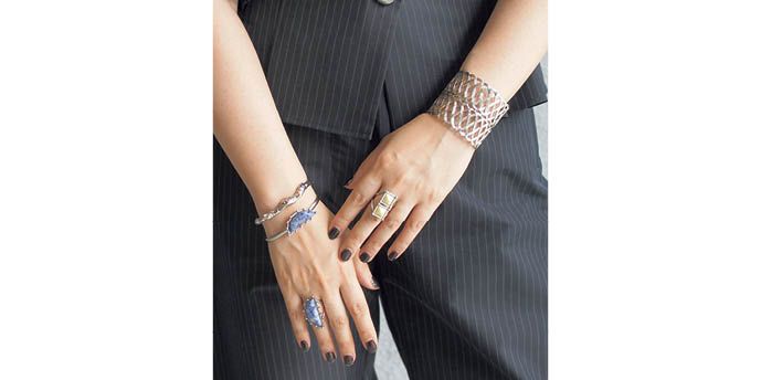 ネイビーの服にブルーの天然石ジュエリーを合わせて、シャネルのエスパドリーユとかごバッグでさわやかにコーディネイト。