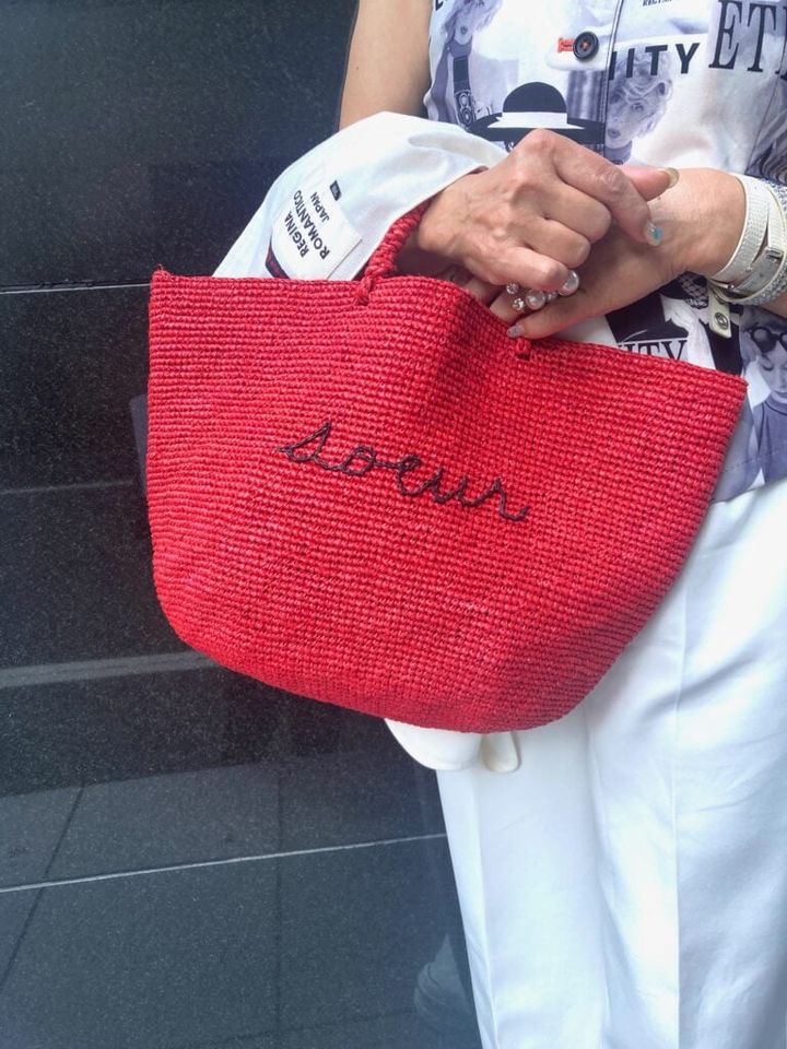 赤いバッグを差し色に