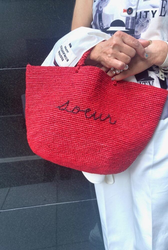 赤いバッグを差し色に