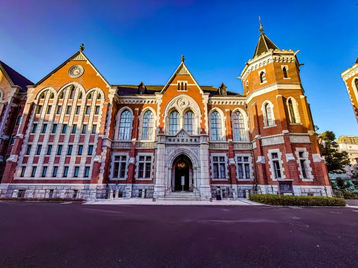 All About ニュース編集部は、東日本出身の男女160人を対象に「学歴」に関するアンケート調査を実施しました。今回は、東日本出身者が選んだ「子どもがパートナーとして連れてきたら、すごい・うれしいと思う相手の出身大学」ランキングの結果を紹介します。2位は「慶應義塾大学」、では1位は？