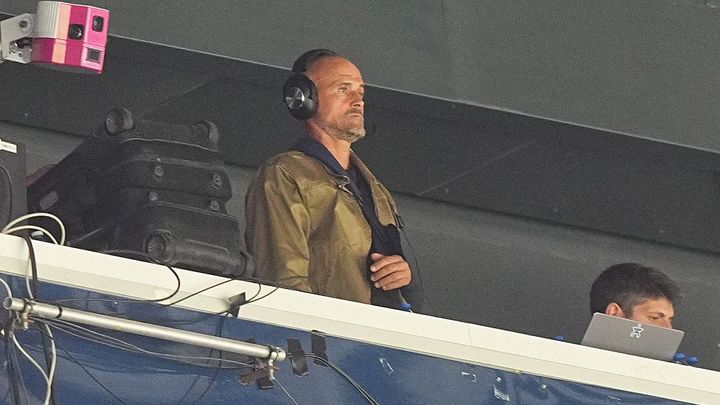 欧州強豪クラブの監督がやった「スタンド観戦での指揮」、母国では禁止行為だった