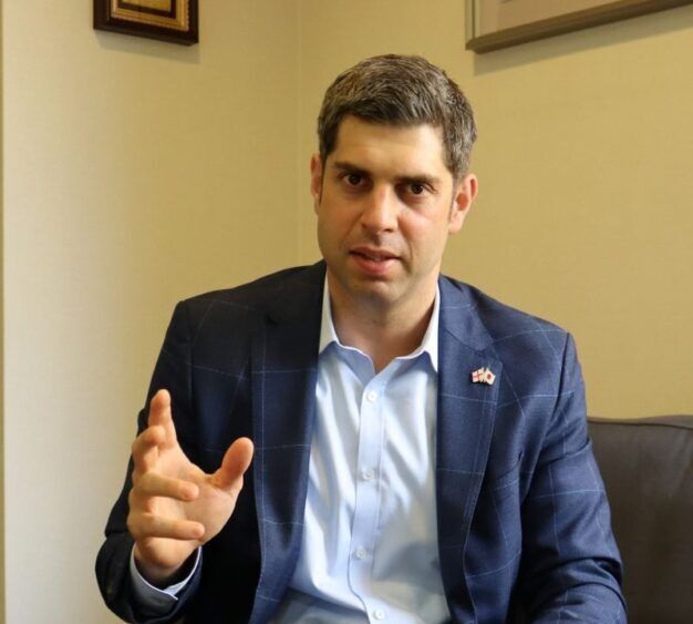 駐日ジョージア大使のティムラズ・レジャバさん（深津響撮影） 「たんげめぇな」〝