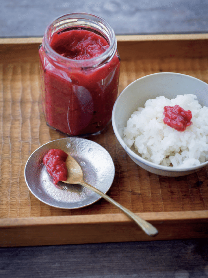 梅干し風ルバーブ ルバーブと塩を煮詰めただけの、梅干しもどき。 梅から作るよりも簡単で優しい酸味。