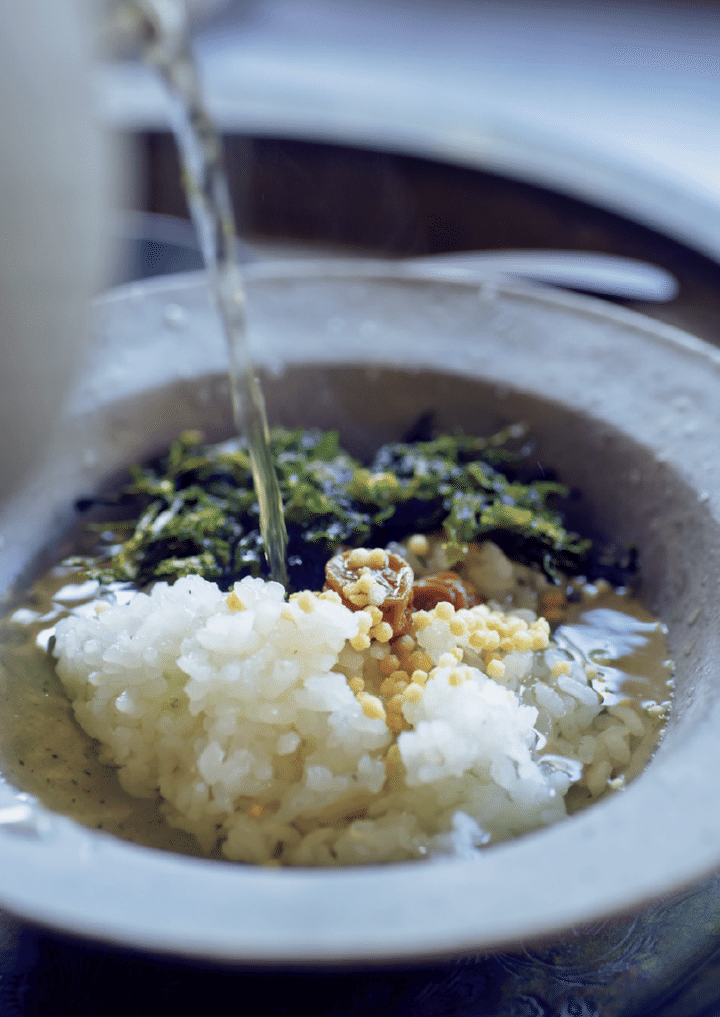 スギナ茶漬け スギナ茶は昆布茶と緑茶をあわせたようなお味で茶漬けにぴったり。