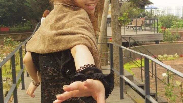 見知らぬギャルに手を引かれ...（画像はphotoAC)