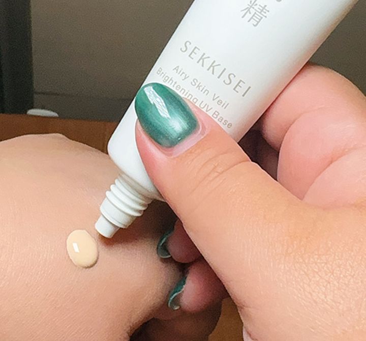 ゆらぎやすい肌を紫外線や乾燥から守り抜く、鉄壁ベール。肌へのやさしさとプロテクト力を両立。「軽やかなつけ心地と自然なツヤのバランスが見事！ 肌をなめらかに補正しながらトーンアップできるから、ファンデの仕上がりがとにかくキレイ」