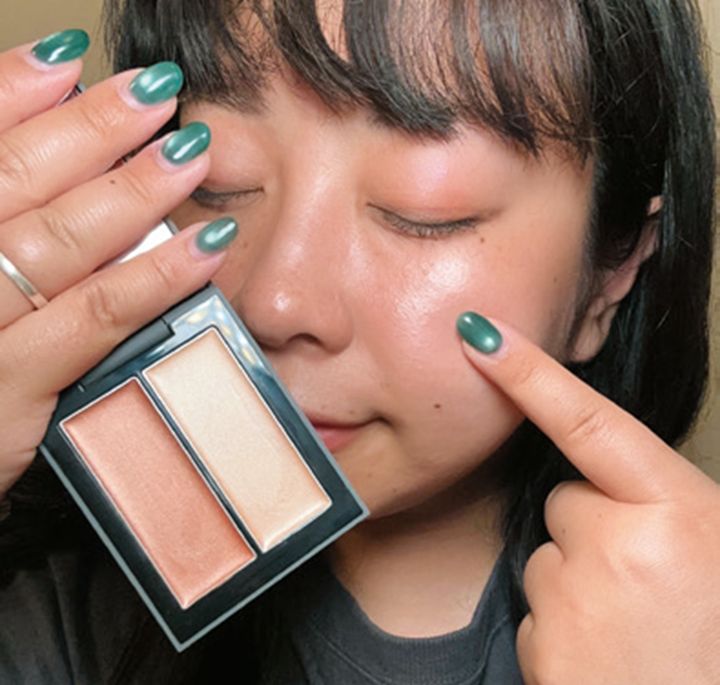 ひと塗りで光を巧みに操って生命感あふれる立体ツヤ肌に。体温を感じる血色カラーと骨格を引き立てるハイライトカラーのコンビで、まるで素肌から美しくなったかのように錯覚。「肌にのせた瞬間にサラッとした質感に変化し、素肌と一体化。じゅわっとにじむような血色感と、うるっとした“生きたツヤ”が欲しい時は、これ一択！」