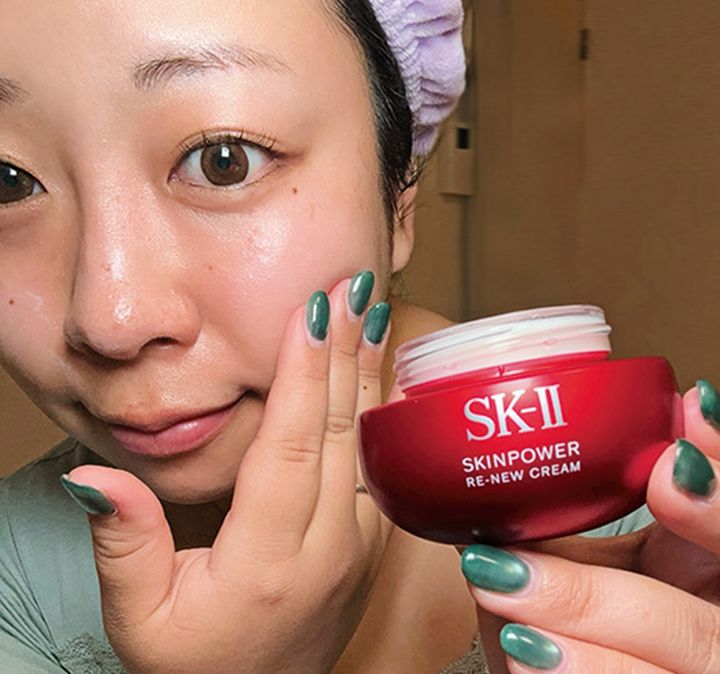 ハリ・弾力・ツヤ、欲しい要素の全てを叶える頂点ケアクリーム。アイコン的クリームがパワーアップ。ゆるみ始めた頬に網羅的にアプローチし、若々しいハリを復元。「コクのあるクリームが肌に密着して、守ってくれるのを感じます。翌朝のハリと弾力は感動級！ メイクのりも格段に上がり、自分の肌に自信が持てます」