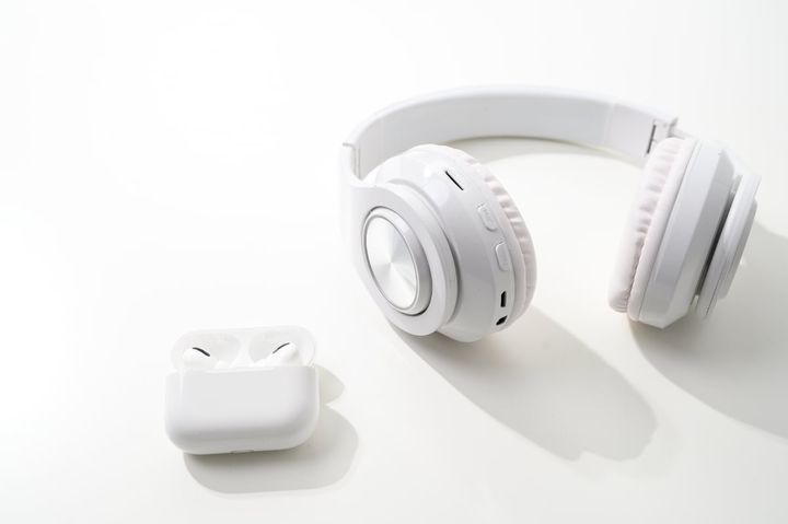イヤホンやヘッドホンの使い方を間違えると難聴になるリスクも