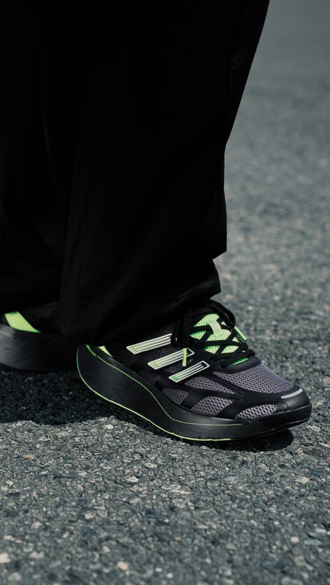 厚底のミッドソールに先進の技術を駆使した“SWIRLFOAM”を搭載して優れたクッション性を発揮します。特徴的なソールのルックスが目を引く本作は、日本発祥の「ADIZERO」に敬意を表し、「歩く」というワードが商品名に採用されている。