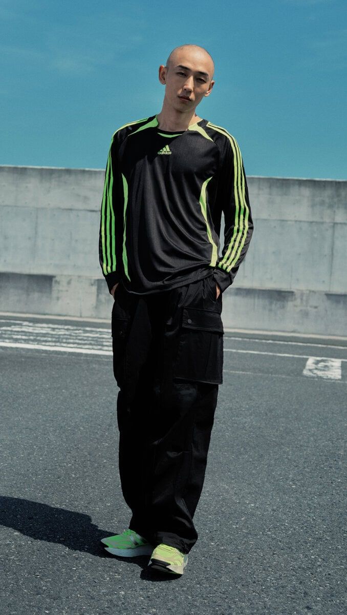 2006 年の主要なサッカーの大会で使用されたサッカーボールのユニフォームのデザインパターンとして採用したTEAMGEISTは、ピッチ内外を問わず、スタイル、姿勢、表現のストリートカルチャーの要素を取り入れたデザイン。