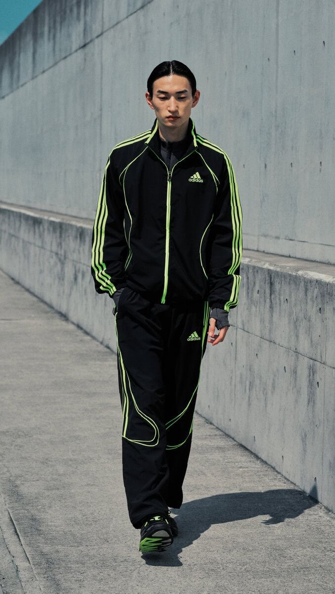 また、アパレルコレクションでは、2000 年代のサッカーのスタイルからインスピレーションを受けたTEAMGEISTから着装を得たアパレルとのコーディネートでゴープコアスタイルを提案する。