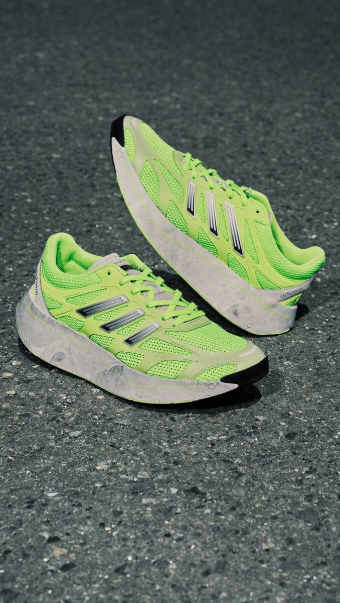 また、ピンポイントで必要な個所に補強を施し、快適な履き心地を実現し、ソフトなライニングと合成スエードのシュータンといった、履き心地の良さを引き上げるアッパーのディテールが、どこか懐かしさを感じさせるデザインとなっている。