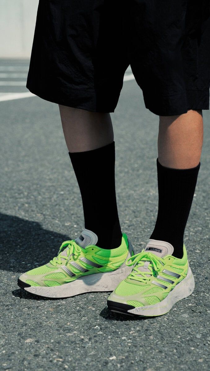 印象的なネオンカラーを採用した「ADIZERO ARUKU」は、極端にカーブを付けた弓なりフォルムのロッカーミッドソールを搭載。かかとで着地してからつま先が地面を離れるまで、滑らかに体重移動を促し、フォームに窒素を注入した先進的なSWIRLFOAM クッションを採用することで快適な履き心地を実現する。