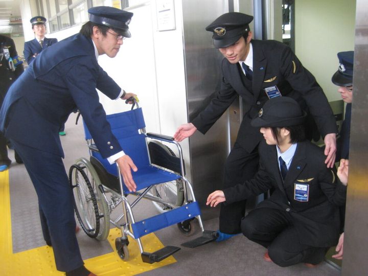 駅員のサービスに世界が感動 日本でしかあり得ない? 2025.09.20 By