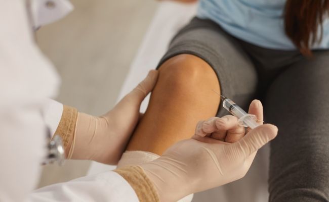 膝に注射イメージ