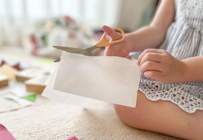 ハサミを使う女の子の手元