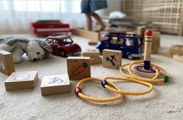 輪投げやおもちゃが散らかる部屋