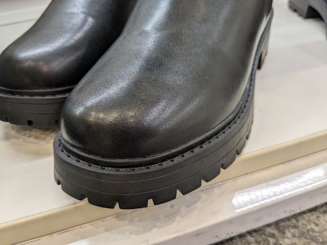 ロングブーツの甲の部分