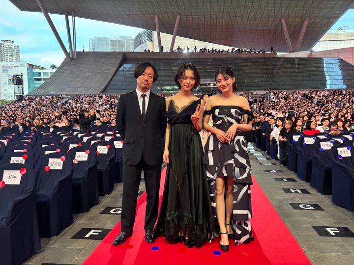 南沙良＆出口夏希、映画『万事快調』で釜山映画祭デビュー！ 観客の歓声に笑顔で応える